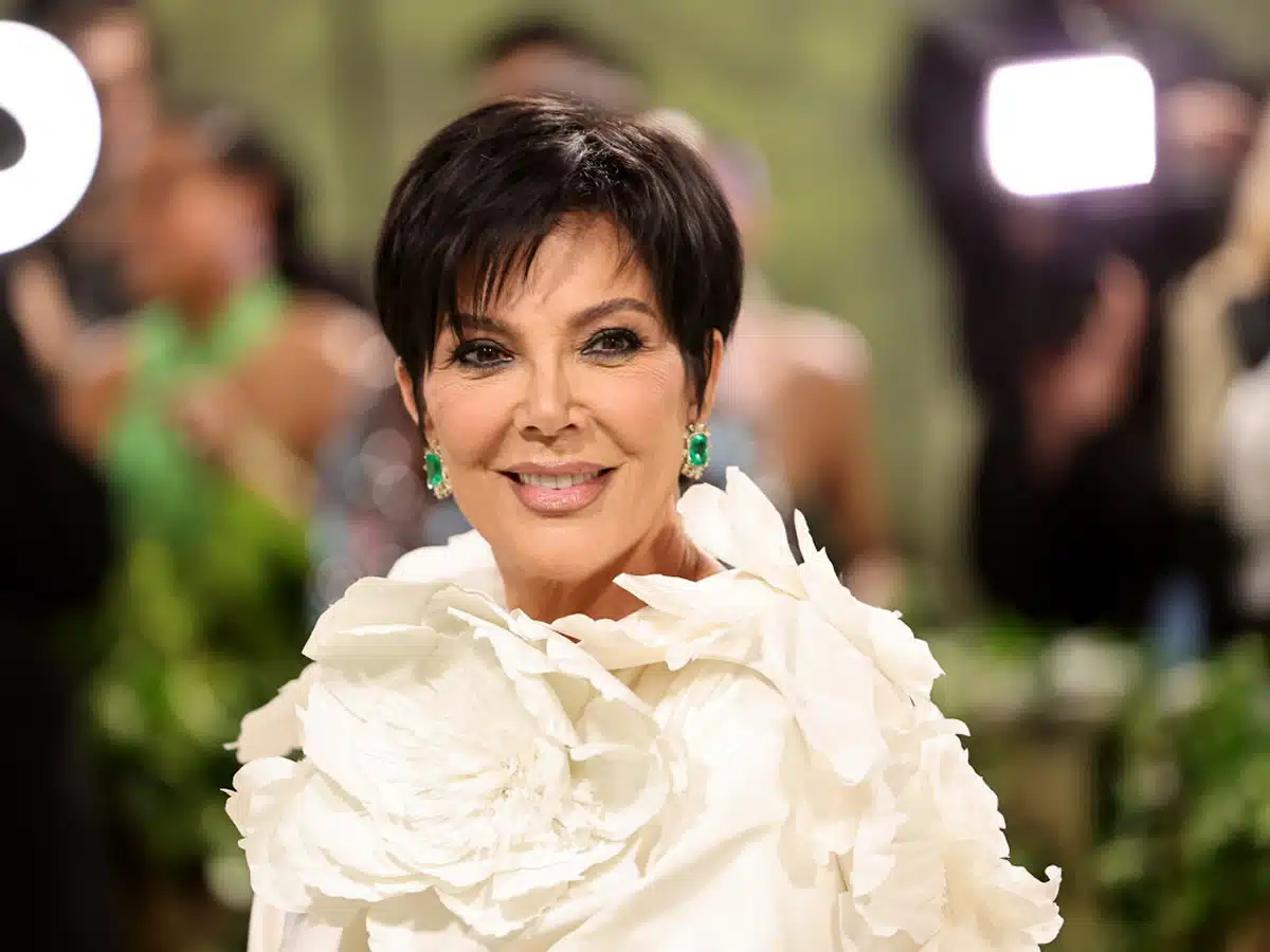 Η Kris Jenner αποκαλύπτει ότι έχει όγκο και σοκάρει την οικογένεια Kardashian. Το νέο trailer του "Keeping Up With the Kardashians" γεμάτο συγκινήσεις και δράματα.