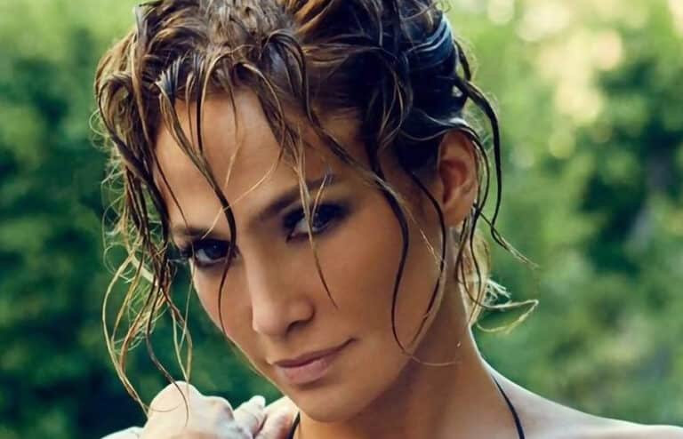 Δύο νέες εντυπωσιακές φωτογραφίες της Τζένιφερ Λόπεζ με μαγιό είναι ικανές να προκαλέσουν χάος στα social media!