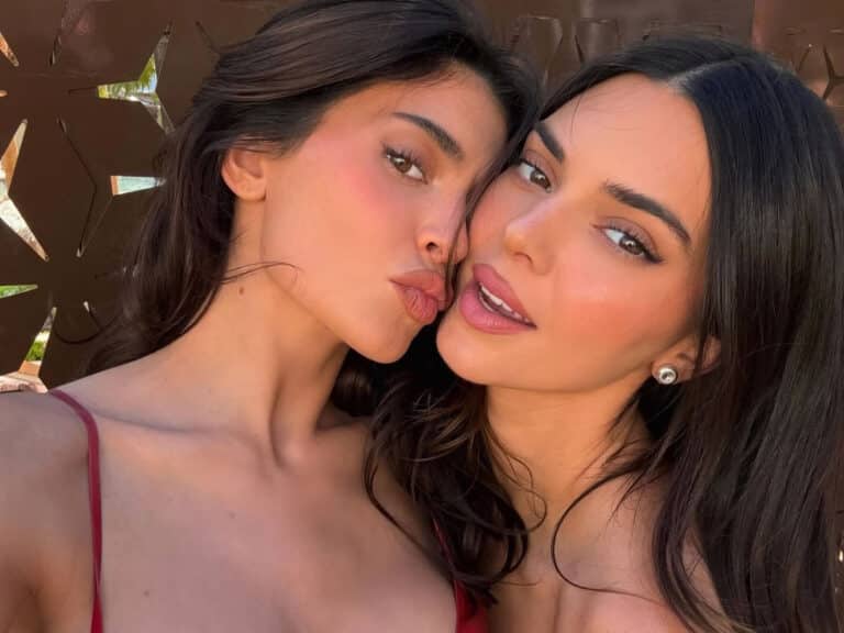 Κάιλι και Κένταλ Τζένερ: Οι αισθησιακές πόζες που αναστάτωσαν το διαδίκτυο 1 Οι αδερφές Τζένερ, Κάιλι και Κένταλ, προκαλούν σάλο στα social media με τις καυτές τους πόζες. Δείτε τις φωτογραφίες που αναστάτωσαν το διαδίκτυο.