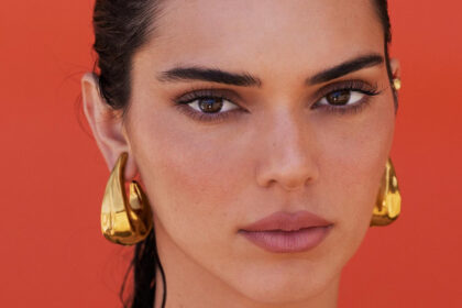 Kendall Jenner ποζάρει με ένα εντυπωσιακό προσωρινό τατουάζ φιδιού για το εξώφυλλο του V Magazine, αποκαλύπτοντας την αγάπη της για τατουάζ και την επιθυμία της να αποκτήσει περισσότερα.