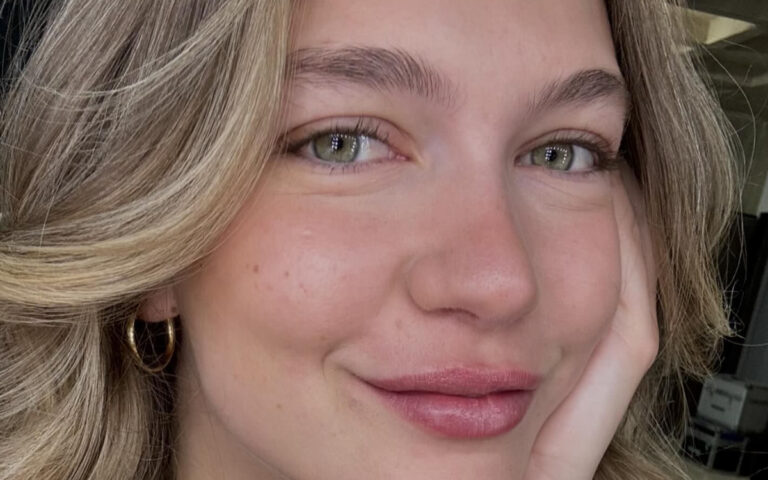 Κλέλια Ανδριολάτου: Ένα βαρύ ζεϊμπέκικο στους Παξούς για το Maestro 1 Η Κλέλια Ανδριολάτου, πρωταγωνίστρια του Maestro, μαγεύει σε ένα αυθεντικό ζεϊμπέκικο στους Παξούς, προαναγγέλλοντας τον πολυαναμενόμενο 2ο κύκλο της σειράς του Χριστόφορου Παπακαλιάτη.