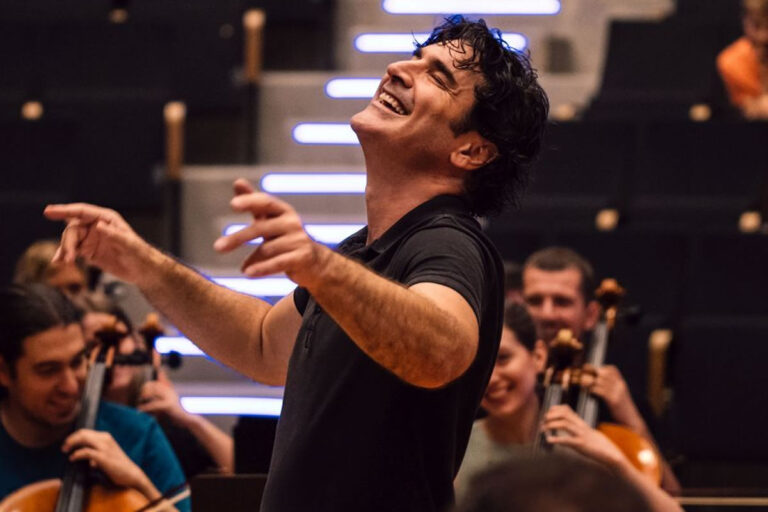 Maestro: Το 1ο επεισόδιο έρχεται την Πέμπτη 16 Μαΐου! Τι θα δούμε; 1 Ο δεύτερος κύκλος της σειράς Maestro έρχεται στο MEGA και το Netflix, με την πρεμιέρα να είναι προγραμματισμένη για τις 16 Μαΐου.