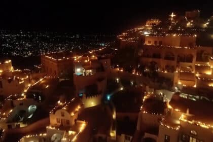 megali paraskeyi ston pyrgo santorini mia atmosfairiki paradosi poy entyposiazei vinteo