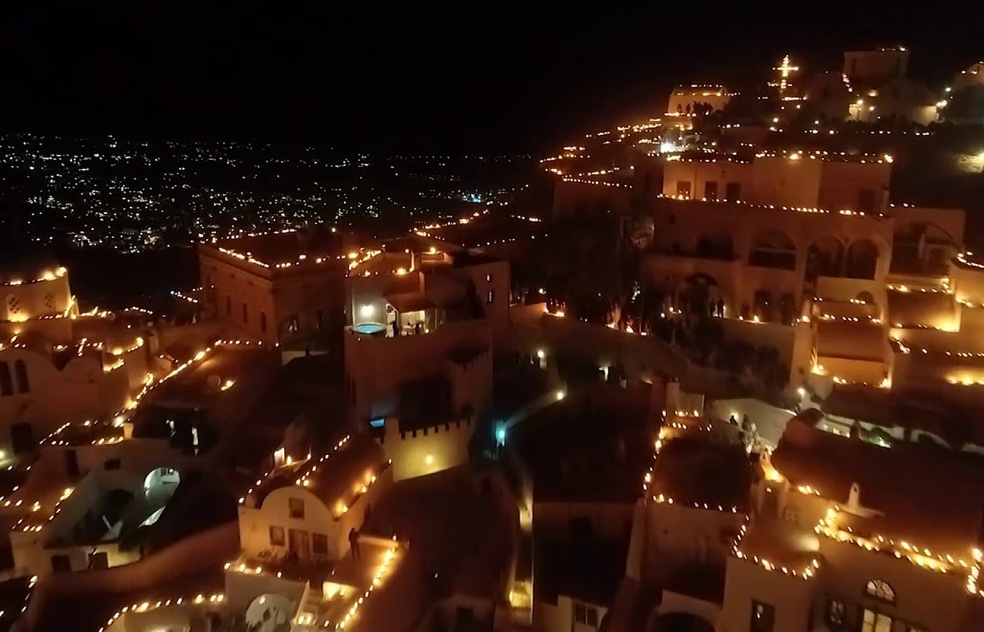 megali paraskeyi ston pyrgo santorini mia atmosfairiki paradosi poy entyposiazei vinteo