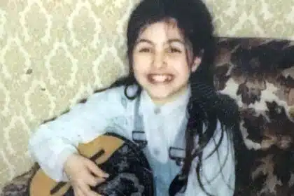 Αναγνωρίζετε το κοριτσάκι με το μπουζούκι; Η απάντηση θα σας εκπλήξει! Ανακαλύψτε την ταυτότητα της διάσημης Ελληνίδας τραγουδίστριας που κρύβεται πίσω από αυτή την παιδική φωτογραφία.