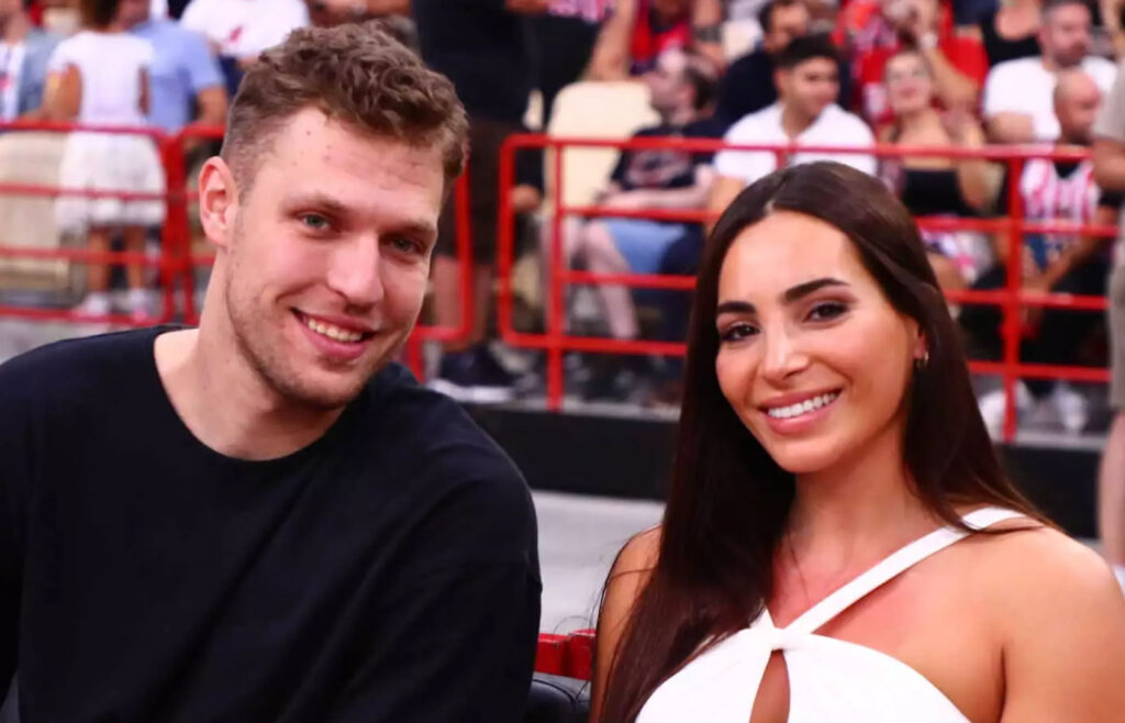 Νικόλ Ελευθεριάδου: Ο έρωτας «φέρνει» τον Σάσα Βεζένκοφ πίσω στην Ελλάδα; 1 Νικόλ Ελευθεριάδου: Η "καυτή" αθλήτρια που μαγνητίζει τα βλέμματα εντός και εκτός πισίνας, "κερδίζοντας" την καρδιά του Σάσα Βεζένκοφ.