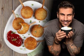 Ο Άκης Πετρετζίκης φτιάχνει τις πιο νόστιμες κοτοκροκέτες σε ξυλάκι! 6 Ο Άκης Πετρετζίκης μοιράζεται μια πανεύκολη συνταγή για σπιτικές και παιχνιδιάρικες κοτοκροκέτες σε ξυλάκι, ιδανικές για μικρούς και μεγάλους!