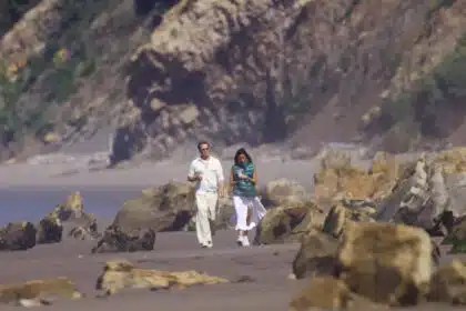 Ο Brad Pitt και η Ines de Ramon εθεάθησαν να περπατούν αγκαλιασμένοι στην παραλία της Santa Barbara, πυροδοτώντας φήμες για ρομαντική σχέση.
