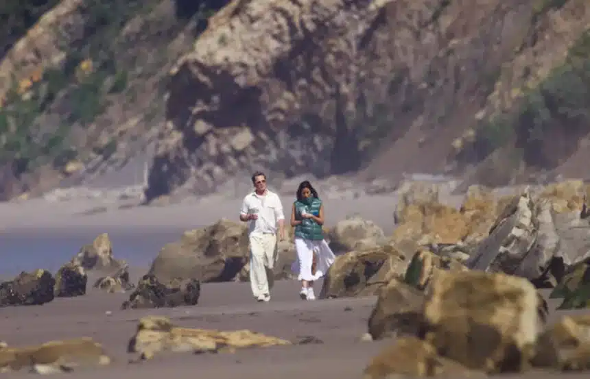 Ο Brad Pitt και η Ines de Ramon εθεάθησαν να περπατούν αγκαλιασμένοι στην παραλία της Santa Barbara, πυροδοτώντας φήμες για ρομαντική σχέση.