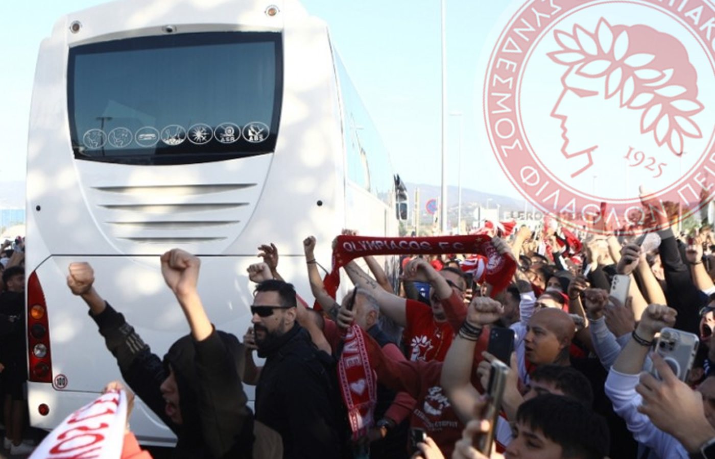 o olympiakos ekane tin tin eyropi na paramilaei tin eyropi vinteo apo to aerodromio