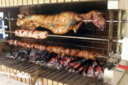 Πόση ώρα θέλει ένα αρνί στη σούβλα;