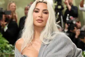 Η Kim Kardashian προκαλεί συζητήσεις με το casual πουλόβερ που συνδύασε με το εντυπωσιακό φόρεμά της στο Met Gala 2024.