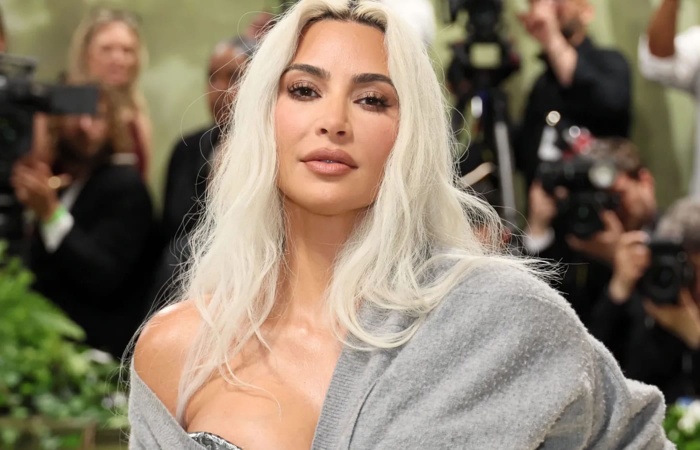 Η Kim Kardashian προκαλεί συζητήσεις με το casual πουλόβερ που συνδύασε με το εντυπωσιακό φόρεμά της στο Met Gala 2024.