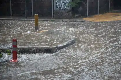 Η σφοδρή βροχή που έπληξε την Θεσσαλονίκη την Πέμπτη, δημιούργησε προβλήματα τόσο στους δρόμους, όσο και στους κατοίκους.
