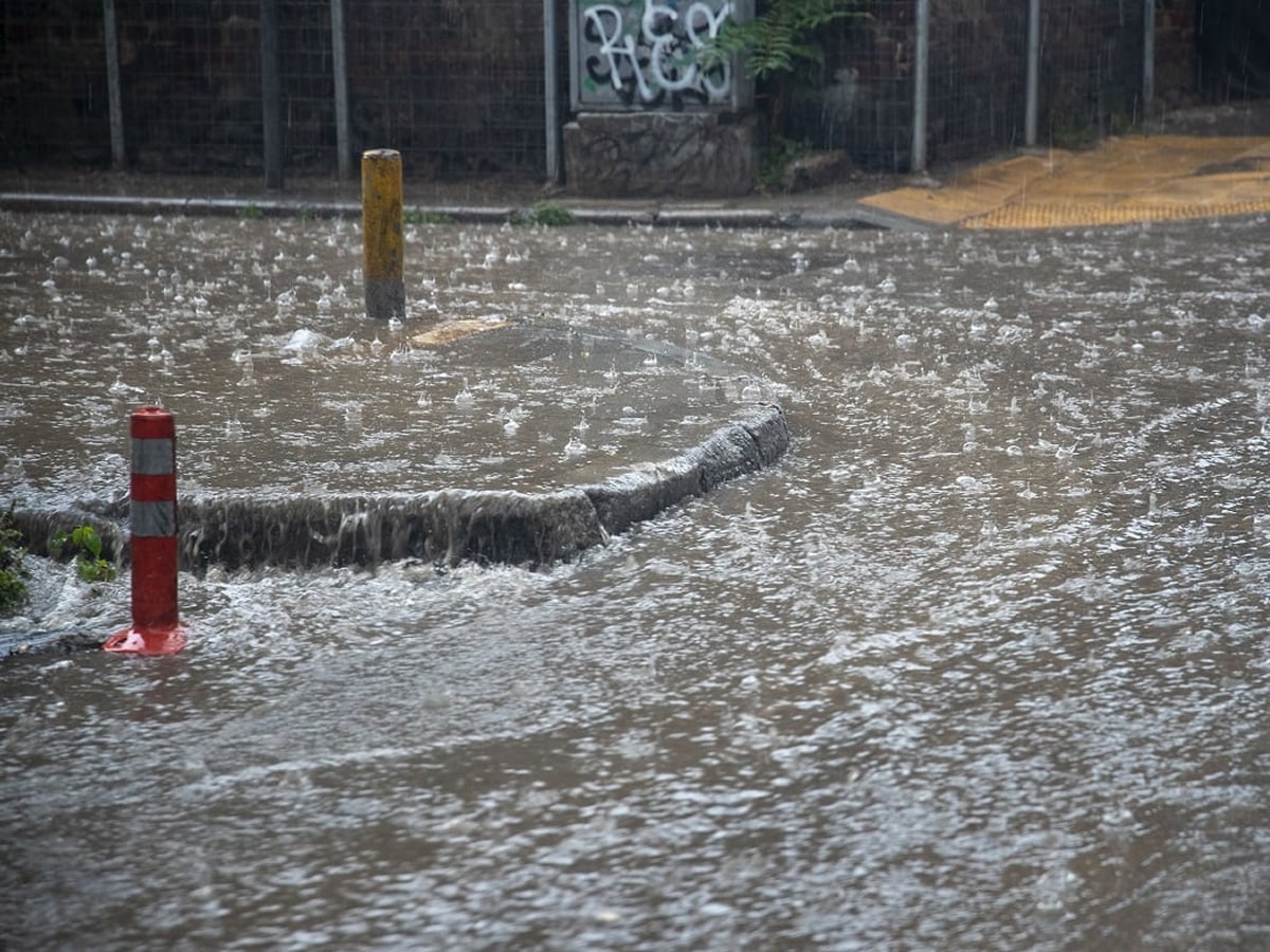 Η σφοδρή βροχή που έπληξε την Θεσσαλονίκη την Πέμπτη, δημιούργησε προβλήματα τόσο στους δρόμους, όσο και στους κατοίκους.