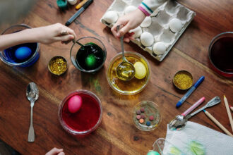 Φυσικές βαφές αυγών Μεγάλη Πέμπτη: Οικολογικές και υγιεινές επιλογές για ένα παραδοσιακό Πάσχα χωρίς χημικά.