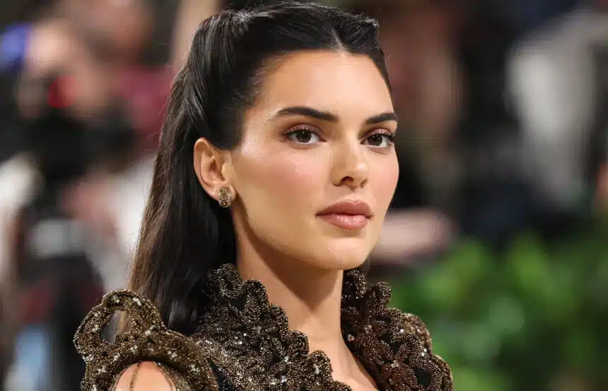 Η Kendall Jenner έκλεψε τις εντυπώσεις στο Met Gala 2024 με vintage τουαλέτα Givenchy και εντυπωσιακές, αποκαλυπτικές λεπτομέρειες.