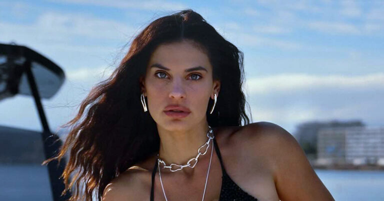 Χριστίνα Μπόμπα: κλέβει την παράσταση με το μαγιό της στην Τζιά! 1 christina mpompa klevei tin parastasi me to magi