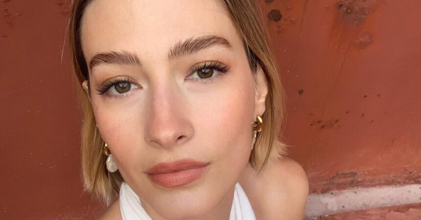 i ismini papavasileioy xesikonei ta social me to