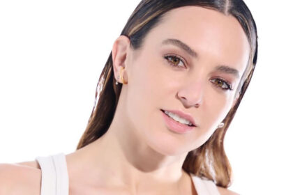 i karolina kalyva anevazei tin thermokrasia