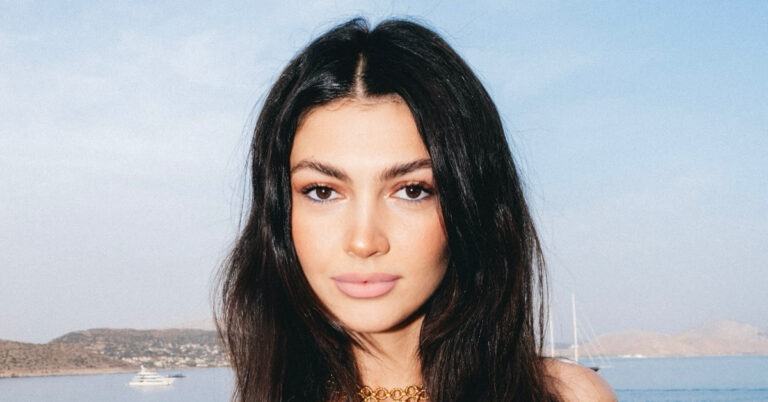 i keisi mizioy lampei kai zei ti stigmi anastato