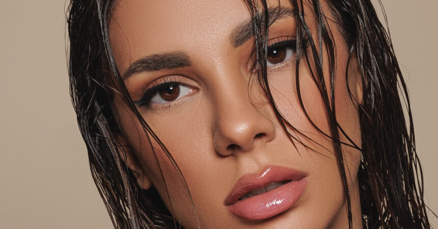 i marialena roymelioti mageyei me tis pozes