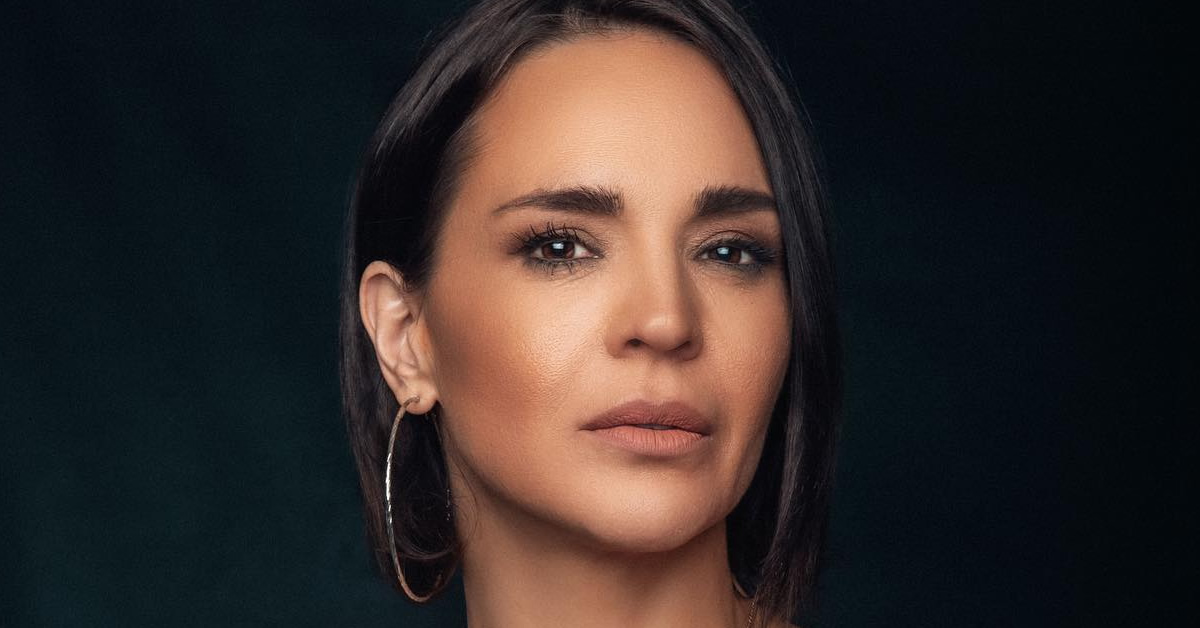 i nikoletta karra mageyei me to kalligrammo soma