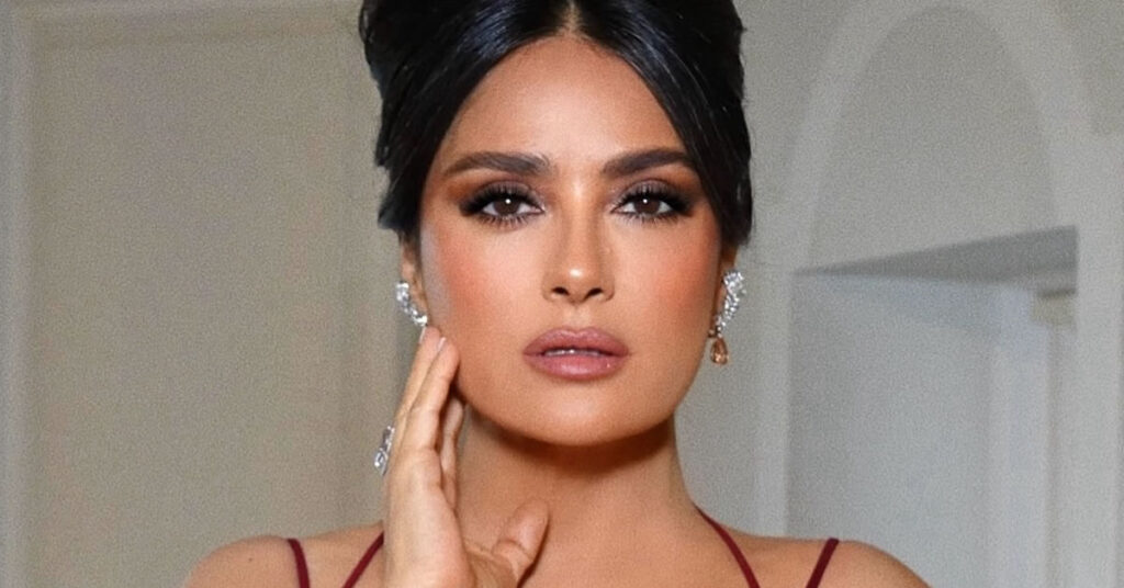 Η Salma Hayek με το πιο καυτό μπορντό φόρεμα που έχετε δει ποτέ! 1 i salma hayek me to pio kayto mpornto forema poy