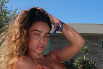 i sommer ray kathilonei me tin kalokairini tis e