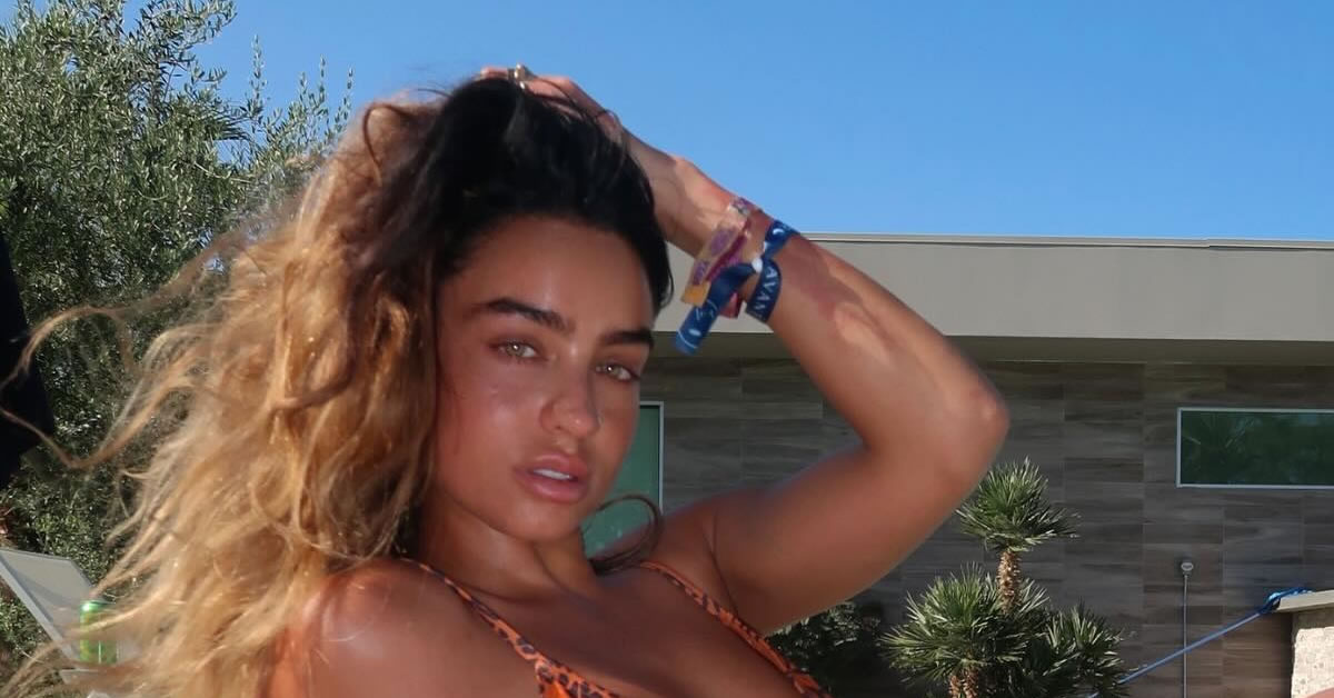i sommer ray kathilonei me tin kalokairini tis e