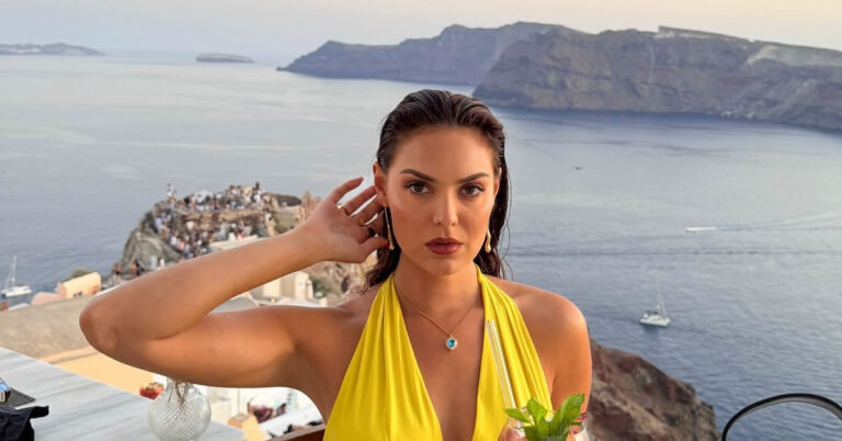 Η Βρισηίδα Ανδριώτου ανάβει φωτιές στη Σαντορίνη με το κίτρινο φόρεμά της! 1 i vrisiida andriotoy anavei foties sti santorini