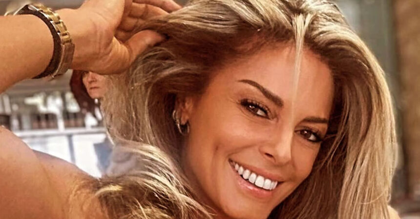 katerina laspa i entyposiaki poza stin paralia