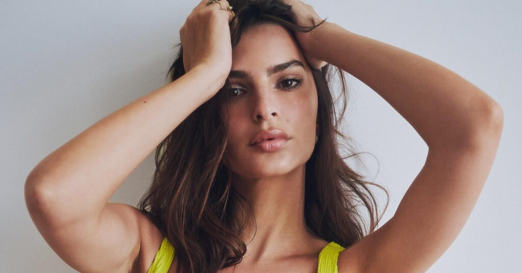 kathilonei i emily ratajkowski me tin ekriktiki