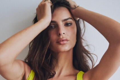 kathilonei i emily ratajkowski me tin ekriktiki