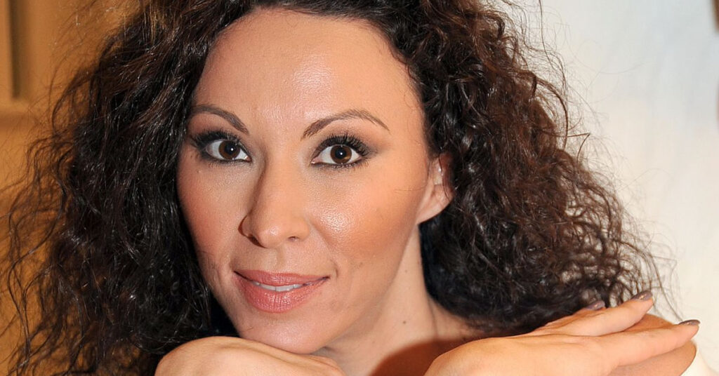 sygkinimeni i dora chrysikoy sta genethlia