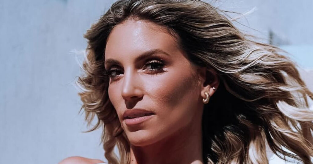 athina oikonomakoy i emfanisi poy ekane ta socia