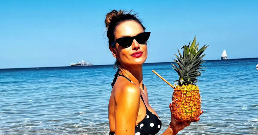 i alesantra amprosio kanei tin kardia soy