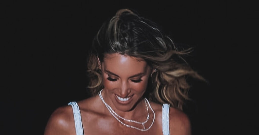 i athina oikonomakoy pozarei sti nychta kai mas