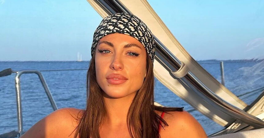 i irida papoytsi klevei tin parastasi me to kokk