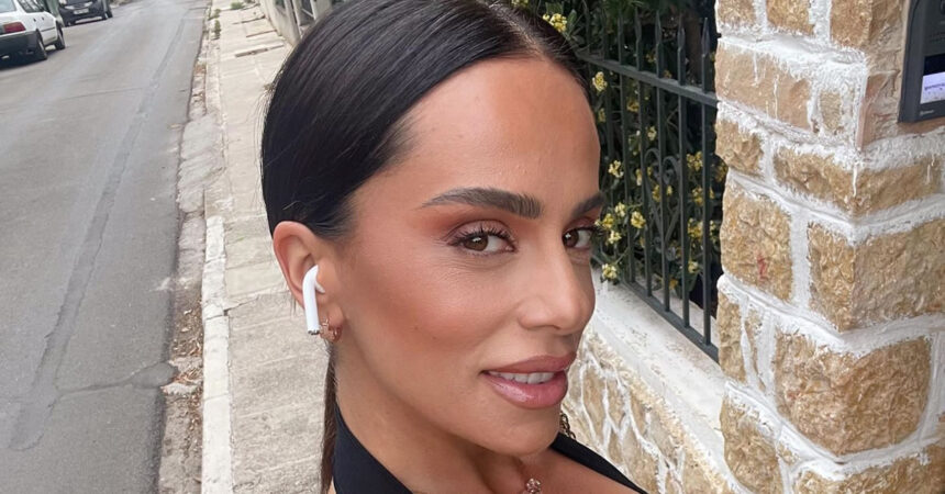 i maria antona pozarei me leyko synolo kai kovei