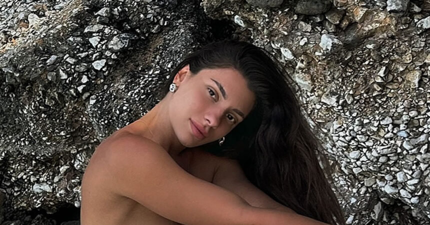 i marialena roymelioti sagineyei me to mayro mag