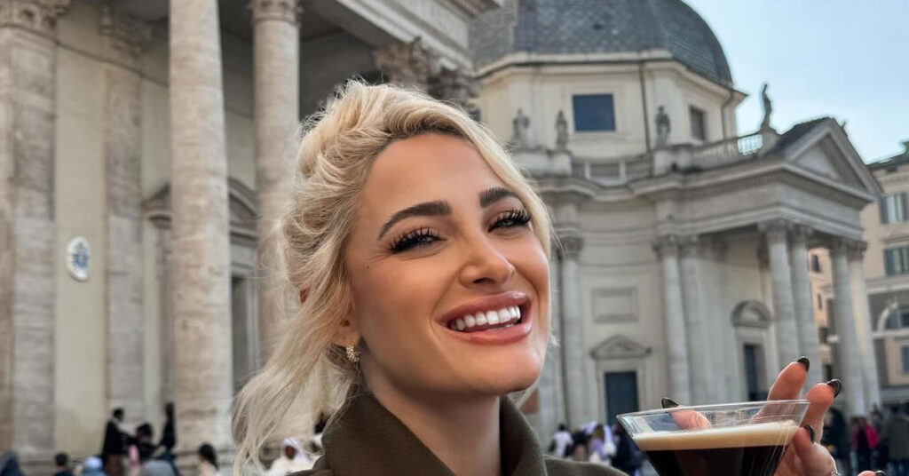 ioanna toyni pozarei sti mykono kai mas afinei a 1