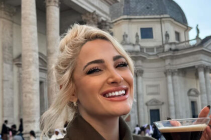 ioanna toyni pozarei sti mykono kai mas afinei a 1
