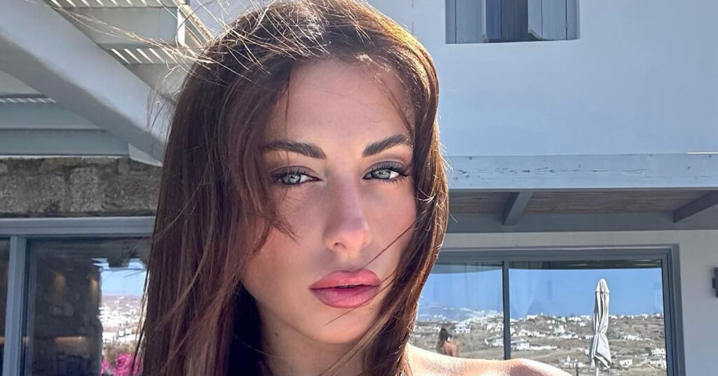 Ίριδα Παπουτσή: Μαγεύει στην πισίνα με το εκθαμβωτικό χρυσαφί μαγιό της! 1 irida papoytsi mageyei stin pisina me to ektha 1