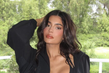 kylie jenner i thea tis pisinas me to ekthamvoti 1