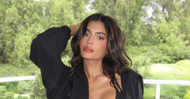 Kylie Jenner: Η Θεά της πισίνας με το εκθαμβωτικό πορτοκαλί μαγιό! 1 kylie jenner i thea tis pisinas me to ekthamvoti 1