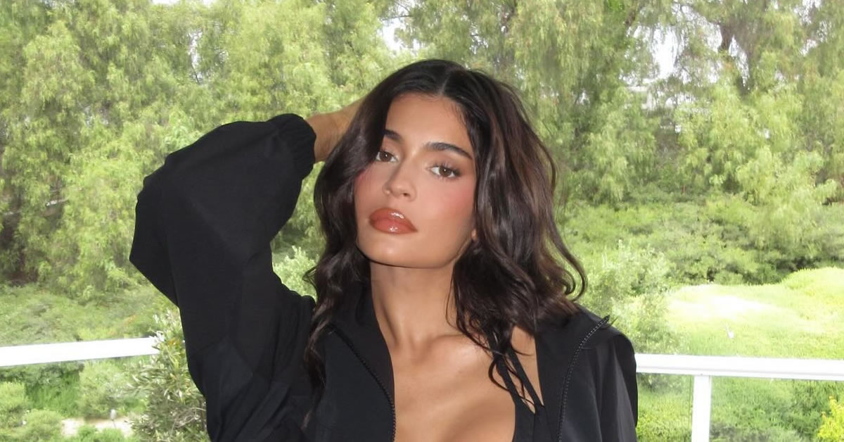 kylie jenner i thea tis pisinas me to ekthamvoti 1