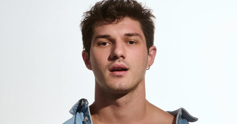 Ντάνιελ Νούρκα από το Survivor στην Τήνο. Το λευκό σαλβάρι και κοιλιακοί που κλέβουν τις εντυπώσεις! 1 ntaniel noyrka apo to survivor stin tino to leyk