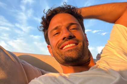 o konstantinos argyros xesikonei tin tino