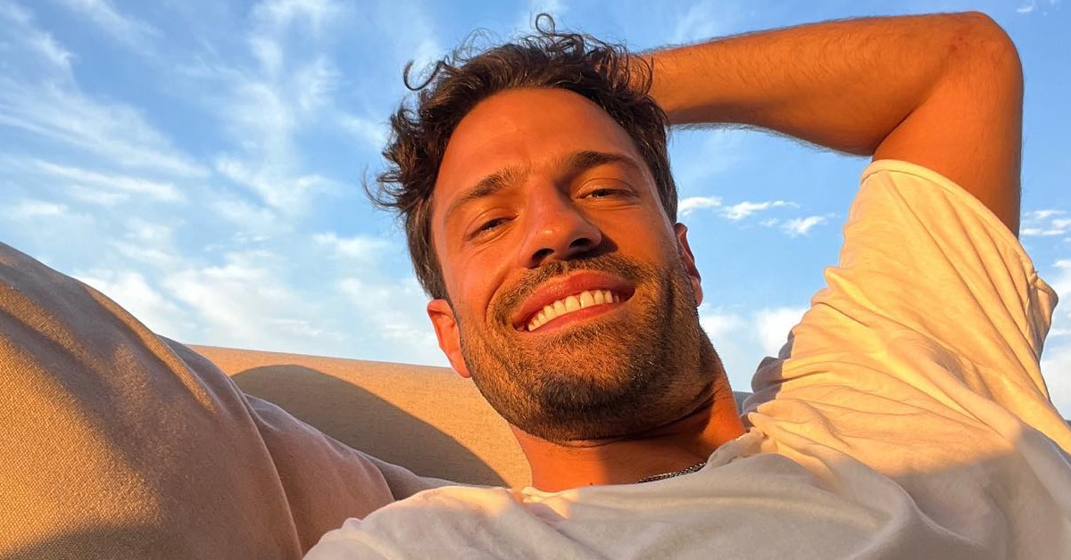 o konstantinos argyros xesikonei tin tino